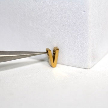 Cargue la imagen en el visor de la galería, Dije de letra sencilla - Chapado en oro de 14 quilates (amarillo)
