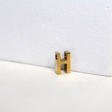 Cargue la imagen en el visor de la galería, Dije de letra sencilla - Chapado en oro de 14 quilates (amarillo)
