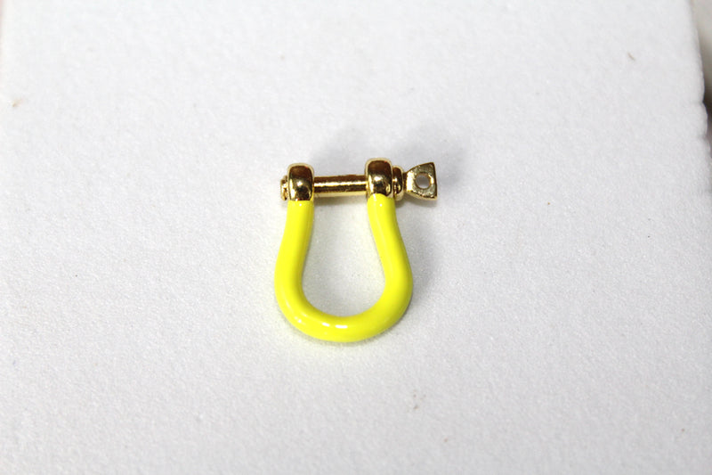 Cargue la imagen en el visor de la galería, Charm con letra estilo bloque amarillo dorado - F 
