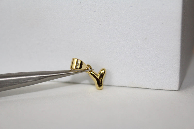 Cargue la imagen en el visor de la galería, Charm con letra estilo bloque amarillo dorado - F 

