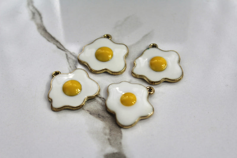 Cargue la imagen en el visor de la galería, Charm con letra estilo bloque amarillo dorado - F 
