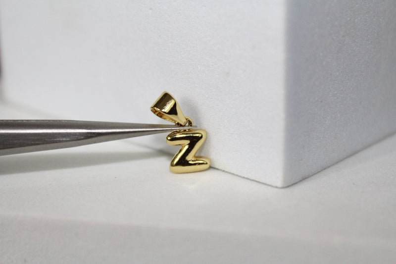 Cargue la imagen en el visor de la galería, Charm con letra estilo bloque amarillo dorado - F 
