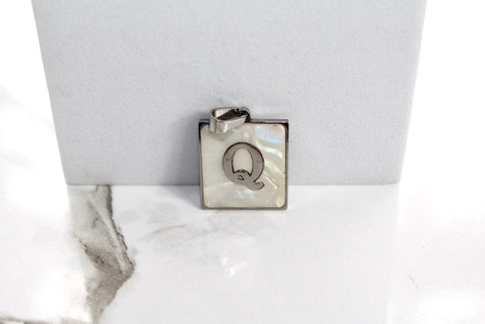 Charm con letra estilo bloque amarillo dorado - F 