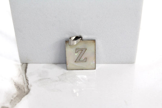 Charm con letra estilo bloque amarillo dorado - F 
