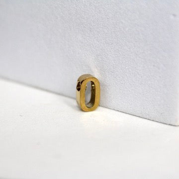 Cargue la imagen en el visor de la galería, Dije de letra sencilla - Chapado en oro de 14 quilates (amarillo)
