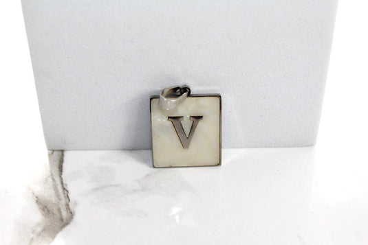 Charm con letra estilo bloque amarillo dorado - F 