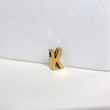 Dije de letra sencilla - Chapado en oro de 14 quilates (amarillo)