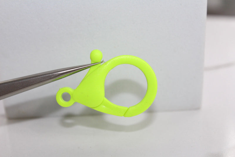 Cargue la imagen en el visor de la galería, Charm con letra estilo bloque amarillo dorado - F 

