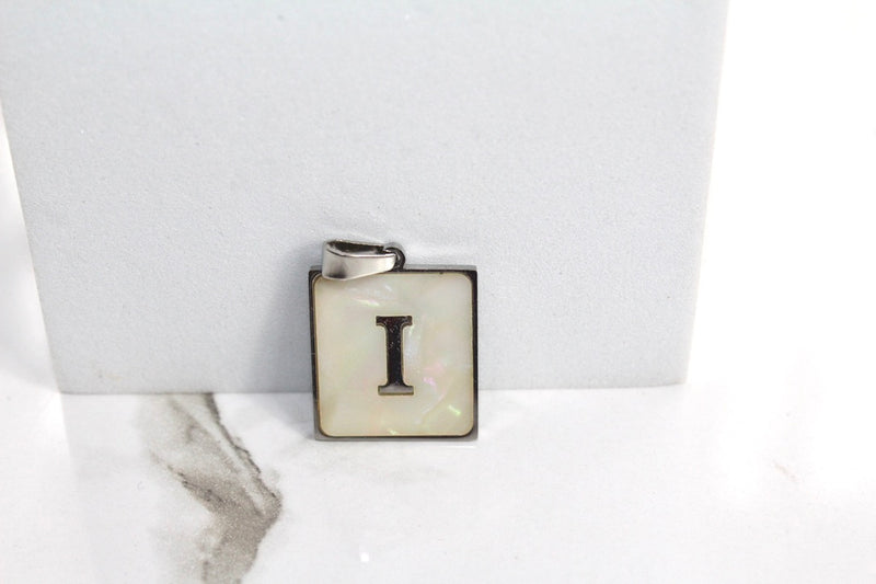 Cargue la imagen en el visor de la galería, Charm con letra estilo bloque amarillo dorado - F 
