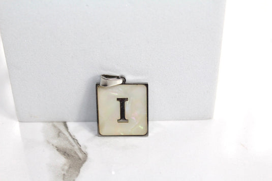 Charm con letra estilo bloque amarillo dorado - F 