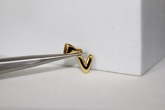 Cargue la imagen en el visor de la galería, Charm con letra estilo bloque amarillo dorado - F 
