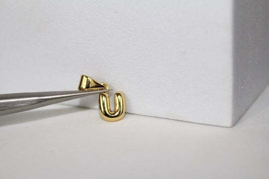 Cargue la imagen en el visor de la galería, Charm con letra estilo bloque amarillo dorado - F 
