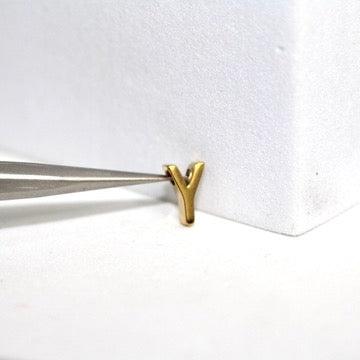 Cargue la imagen en el visor de la galería, Dije de letra sencilla - Chapado en oro de 14 quilates (amarillo)
