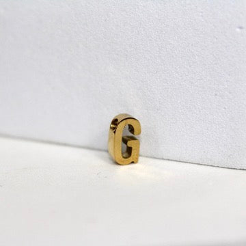 Cargue la imagen en el visor de la galería, Dije de letra sencilla - Chapado en oro de 14 quilates (amarillo)
