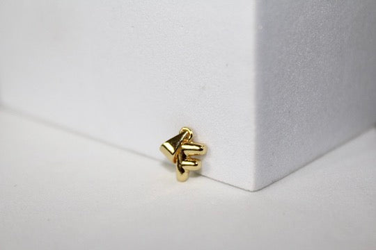 Cargue la imagen en el visor de la galería, Charm con letra estilo bloque amarillo dorado - F 
