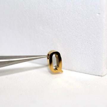Dije de letra sencilla - Chapado en oro de 14 quilates (amarillo)