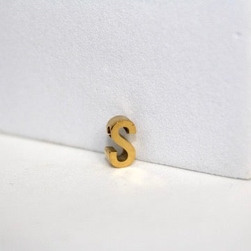 Cargue la imagen en el visor de la galería, Dije de letra sencilla - Chapado en oro de 14 quilates (amarillo)
