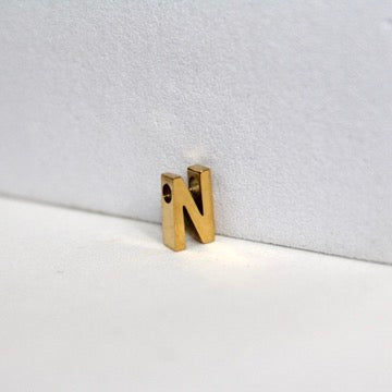 Cargue la imagen en el visor de la galería, Dije de letra sencilla - Chapado en oro de 14 quilates (amarillo)
