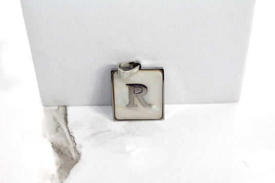 Charm con letra estilo bloque amarillo dorado - F 