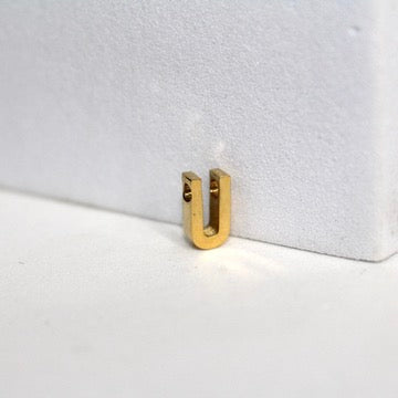 Cargue la imagen en el visor de la galería, Dije de letra sencilla - Chapado en oro de 14 quilates (amarillo)
