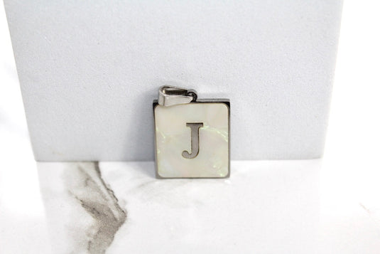 Charm con letra estilo bloque amarillo dorado - F 