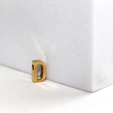 Cargue la imagen en el visor de la galería, Dije de letra sencilla - Chapado en oro de 14 quilates (amarillo)

