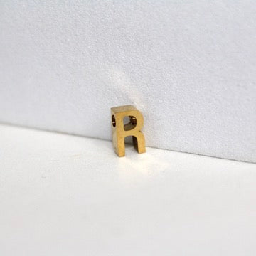 Cargue la imagen en el visor de la galería, Dije de letra sencilla - Chapado en oro de 14 quilates (amarillo)
