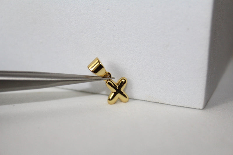 Cargue la imagen en el visor de la galería, Charm con letra estilo bloque amarillo dorado - F 
