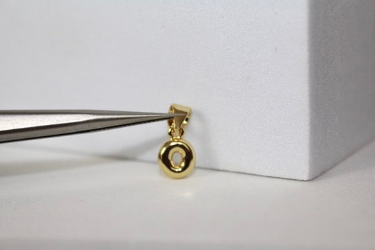 Cargue la imagen en el visor de la galería, Charm con letra estilo bloque amarillo dorado - F 
