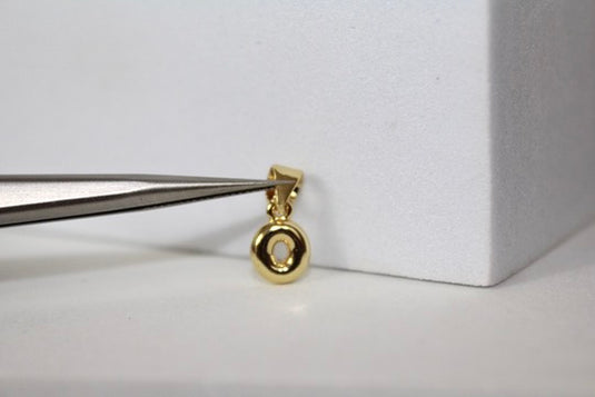 Charm con letra estilo bloque amarillo dorado - F 