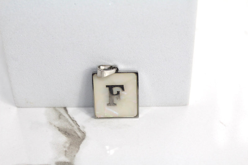 Cargue la imagen en el visor de la galería, Charm con letra estilo bloque amarillo dorado - F 
