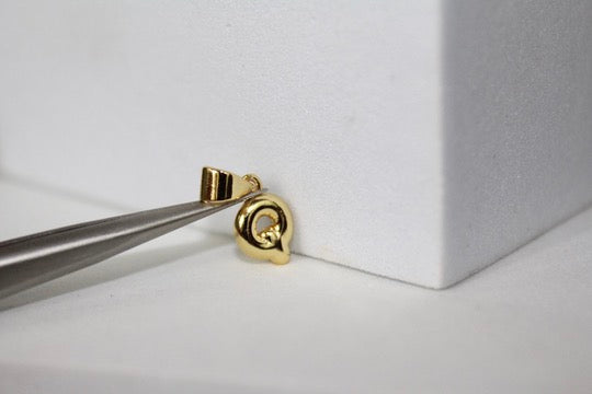 Cargue la imagen en el visor de la galería, Charm con letra estilo bloque amarillo dorado - F 

