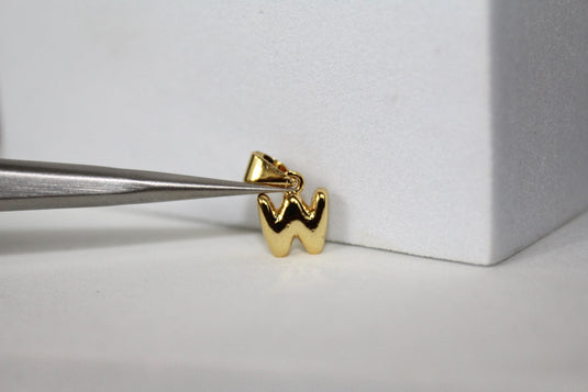 Charm con letra estilo bloque amarillo dorado - F 