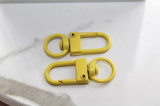 Cargue la imagen en el visor de la galería, Charm con letra estilo bloque amarillo dorado - F 
