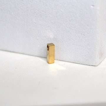 Cargue la imagen en el visor de la galería, Dije de letra sencilla - Chapado en oro de 14 quilates (amarillo)
