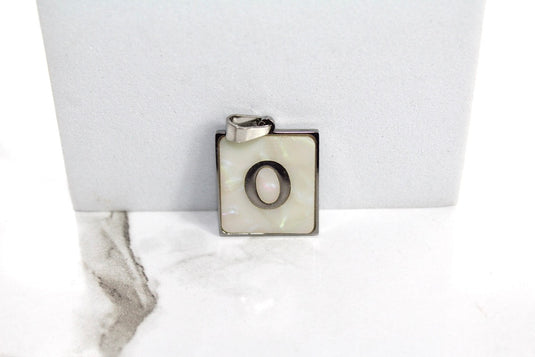 Charm con letra estilo bloque amarillo dorado - F 