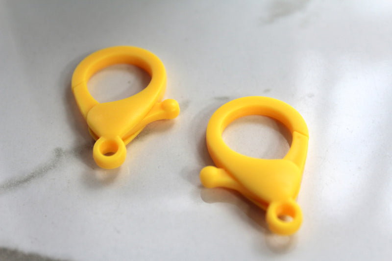 Cargue la imagen en el visor de la galería, Charm con letra estilo bloque amarillo dorado - F 
