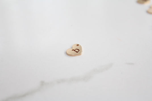 Charm con letra estilo bloque amarillo dorado - F 