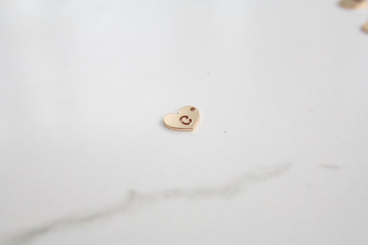 Charm con letra estilo bloque amarillo dorado - F 