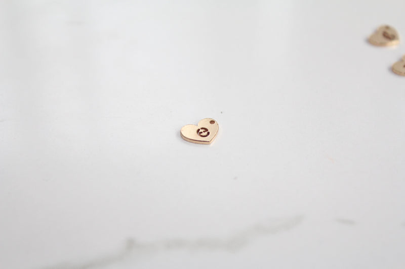 Cargue la imagen en el visor de la galería, Charm con letra estilo bloque amarillo dorado - F 
