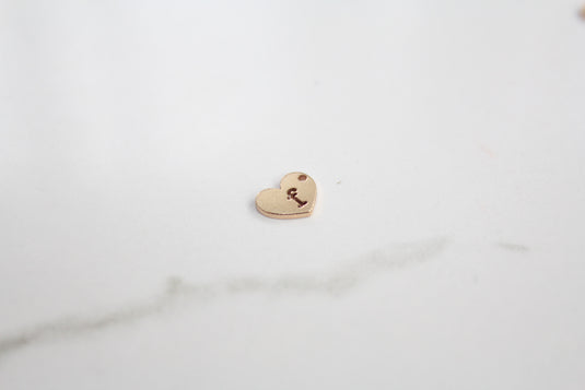 Charm con letra estilo bloque amarillo dorado - F 