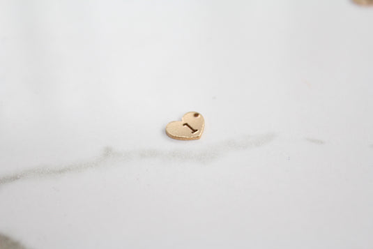 Charm con letra estilo bloque amarillo dorado - F 
