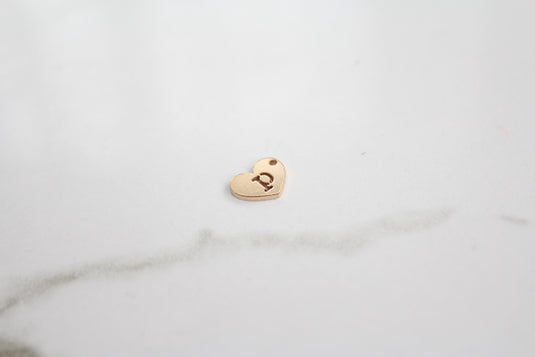Charm con letra estilo bloque amarillo dorado - F 