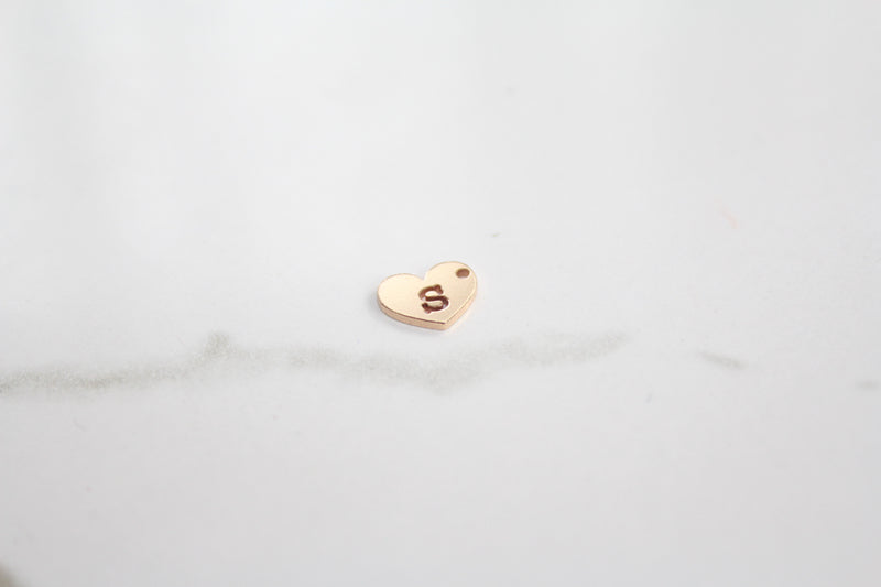 Cargue la imagen en el visor de la galería, Charm con letra estilo bloque amarillo dorado - F 
