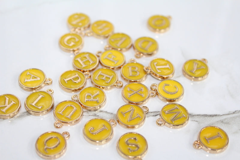 Cargue la imagen en el visor de la galería, Charm con letra estilo bloque amarillo dorado - F 
