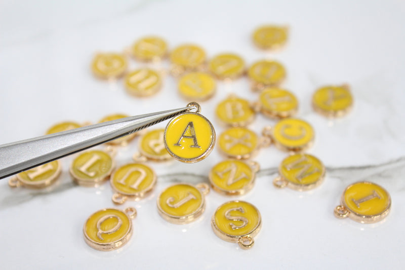 Cargue la imagen en el visor de la galería, Charm con letra estilo bloque amarillo dorado - F 
