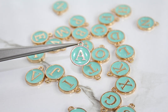 Charm con letra estilo bloque amarillo dorado - F 